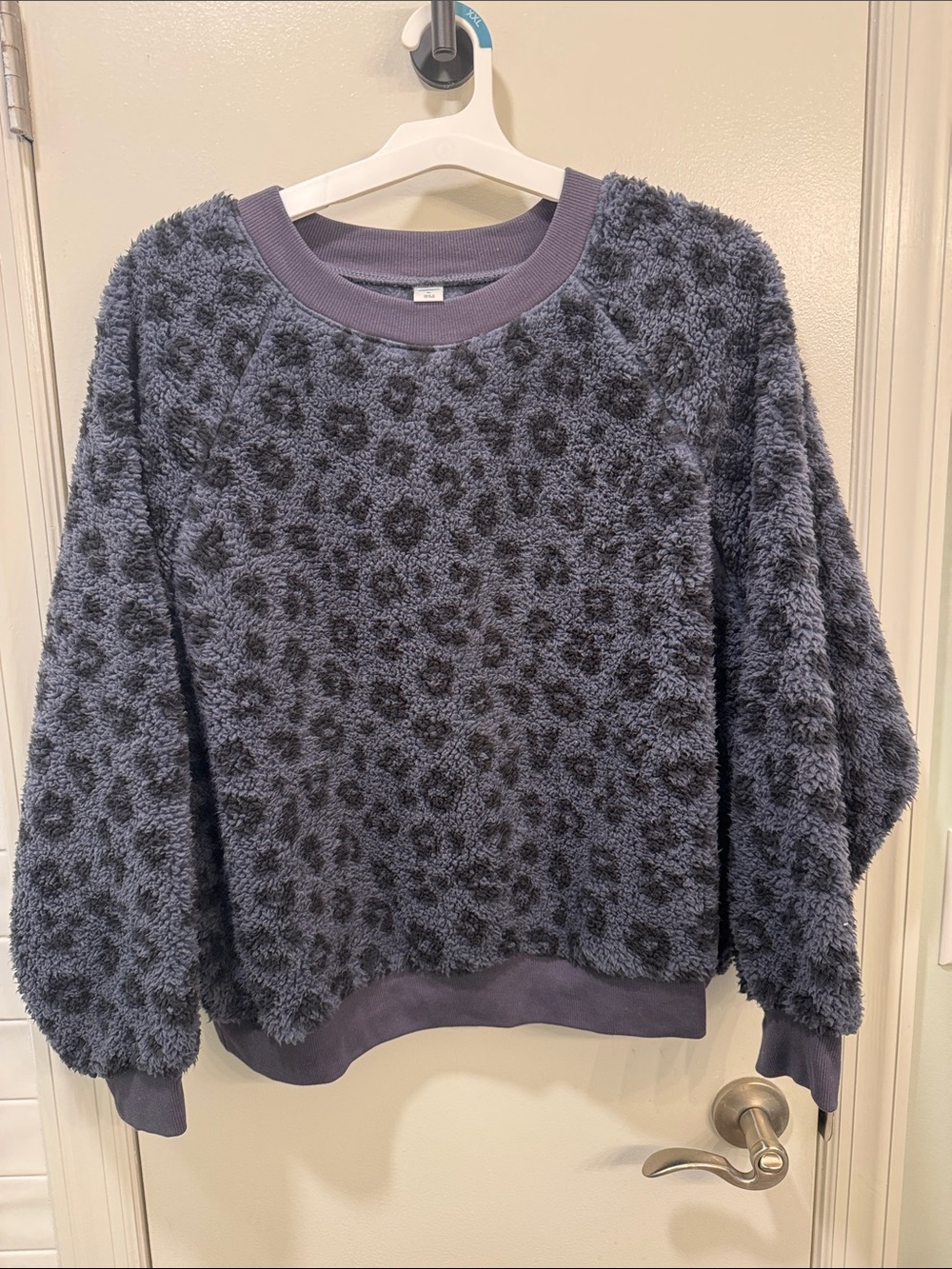 Old Navy Plush Leopard-Print Crewneck Sweater in Charcoal